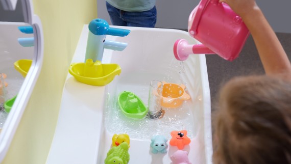 Umywalka dla dzieci Geberit Bambini z umywalką zamykaną