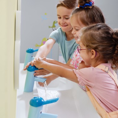 Dzieci bawiące się w umywalce dla dzieci Geberit Bambini