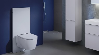 Łazienka z białym modułem sanitarnym Geberit Monolith