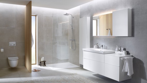 Rodzinna łazienka z dużymi płytkami i meblami łazienkowymi oraz ceramiką łazienkową z serii Geberit iCon