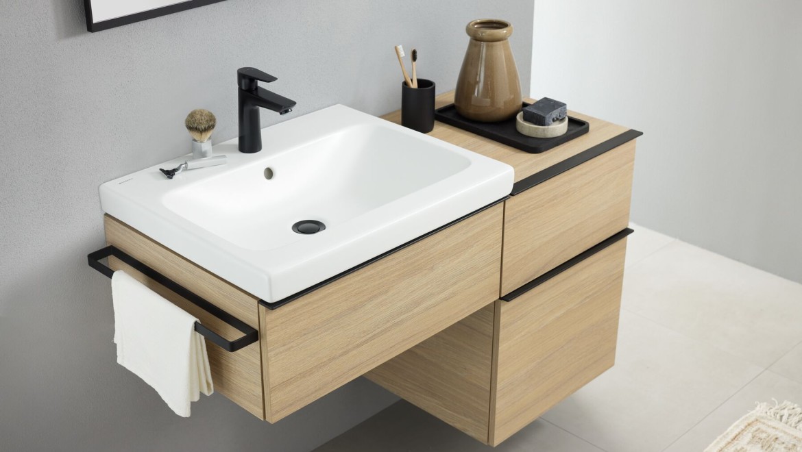 Przestrzeń umywalkowa z umywalką nablatową Geberit iCon w kolorze biały mat i akcesoria łazienkowe w kolorze czarny mat