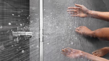 Osoba biorąca prysznic z odpływem liniowym CleanLine (© Geberit)