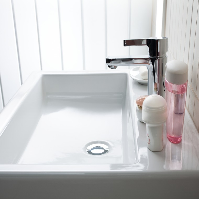 Biała łazienka z produktami marki Koło, umywalka z serii Twins