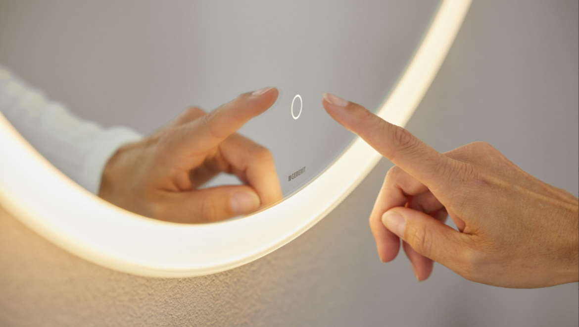Okrągłe lustro Option z włącznikiem dotykowym (© Geberit)