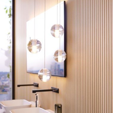 Widok na umywalkę z oświetleniem sufitowym na pierwszym planie (© Geberit)