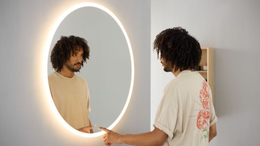 Mężczyzna patrzący w lustro owalne Option